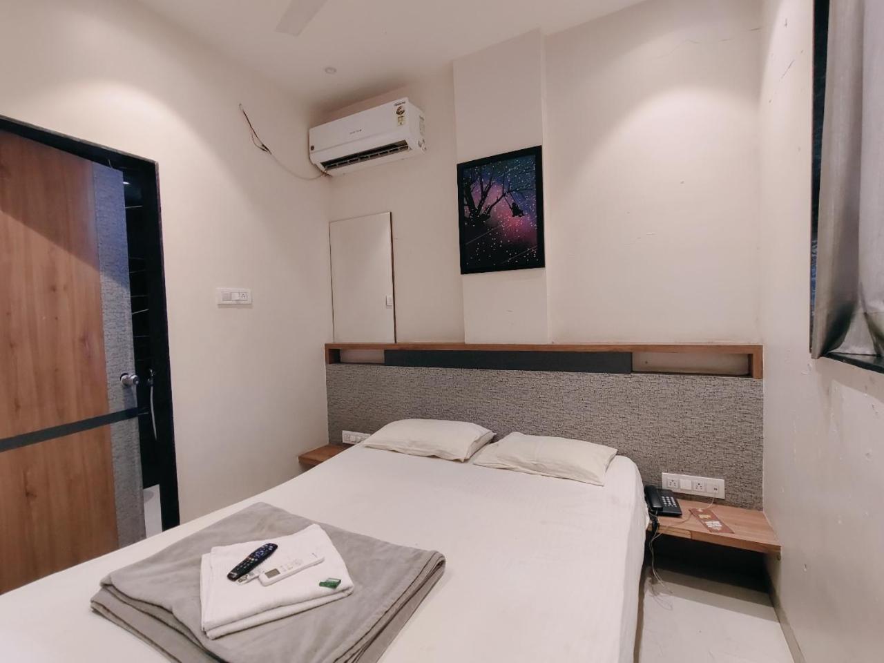 Hotel Pragati Inn อาห์มาดนาการ์ ภายนอก รูปภาพ