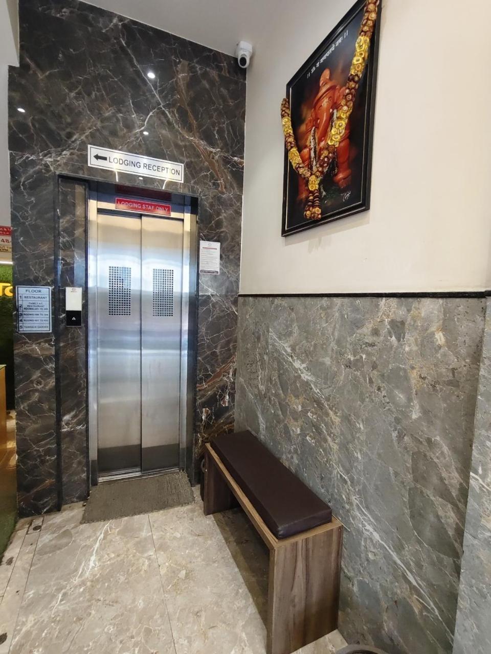 Hotel Pragati Inn อาห์มาดนาการ์ ภายนอก รูปภาพ