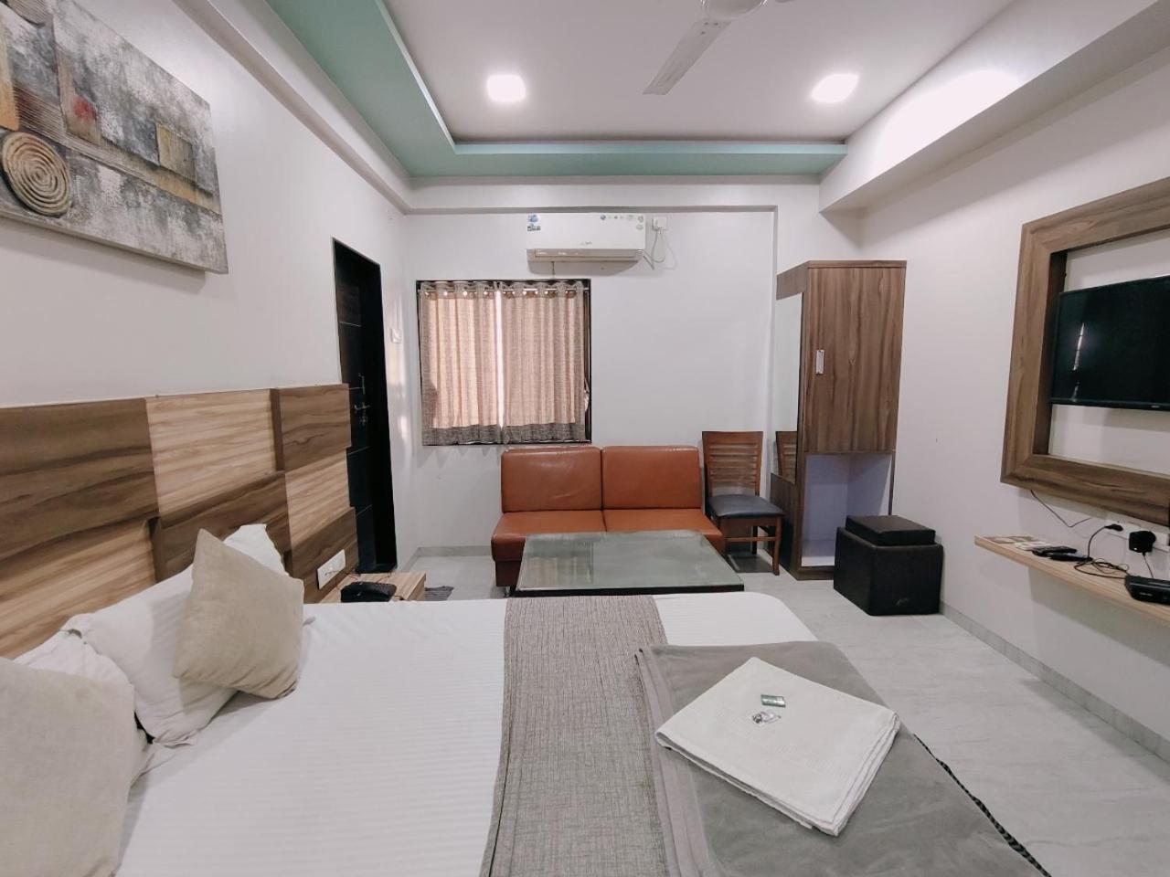 Hotel Pragati Inn อาห์มาดนาการ์ ภายนอก รูปภาพ