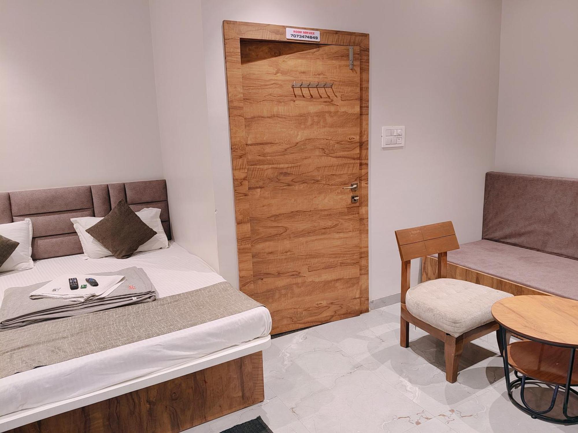 Hotel Pragati Inn อาห์มาดนาการ์ ภายนอก รูปภาพ
