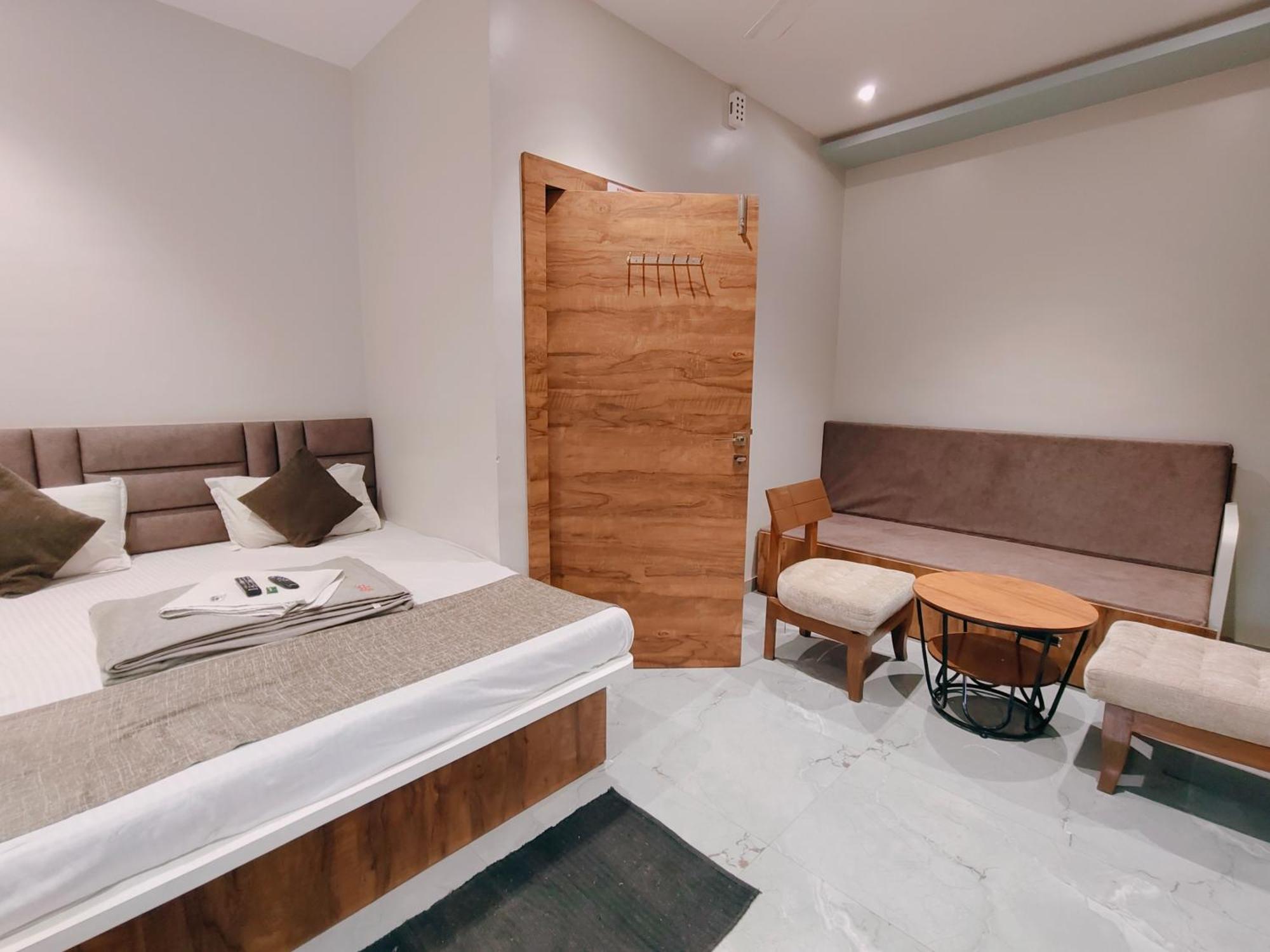 Hotel Pragati Inn อาห์มาดนาการ์ ภายนอก รูปภาพ