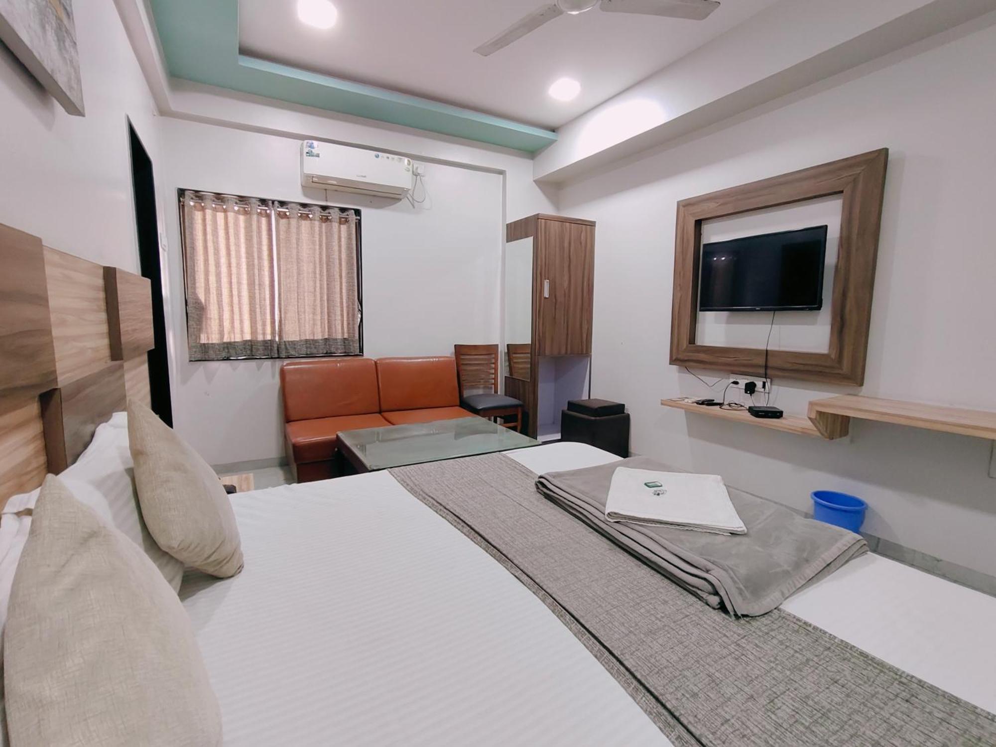 Hotel Pragati Inn อาห์มาดนาการ์ ภายนอก รูปภาพ