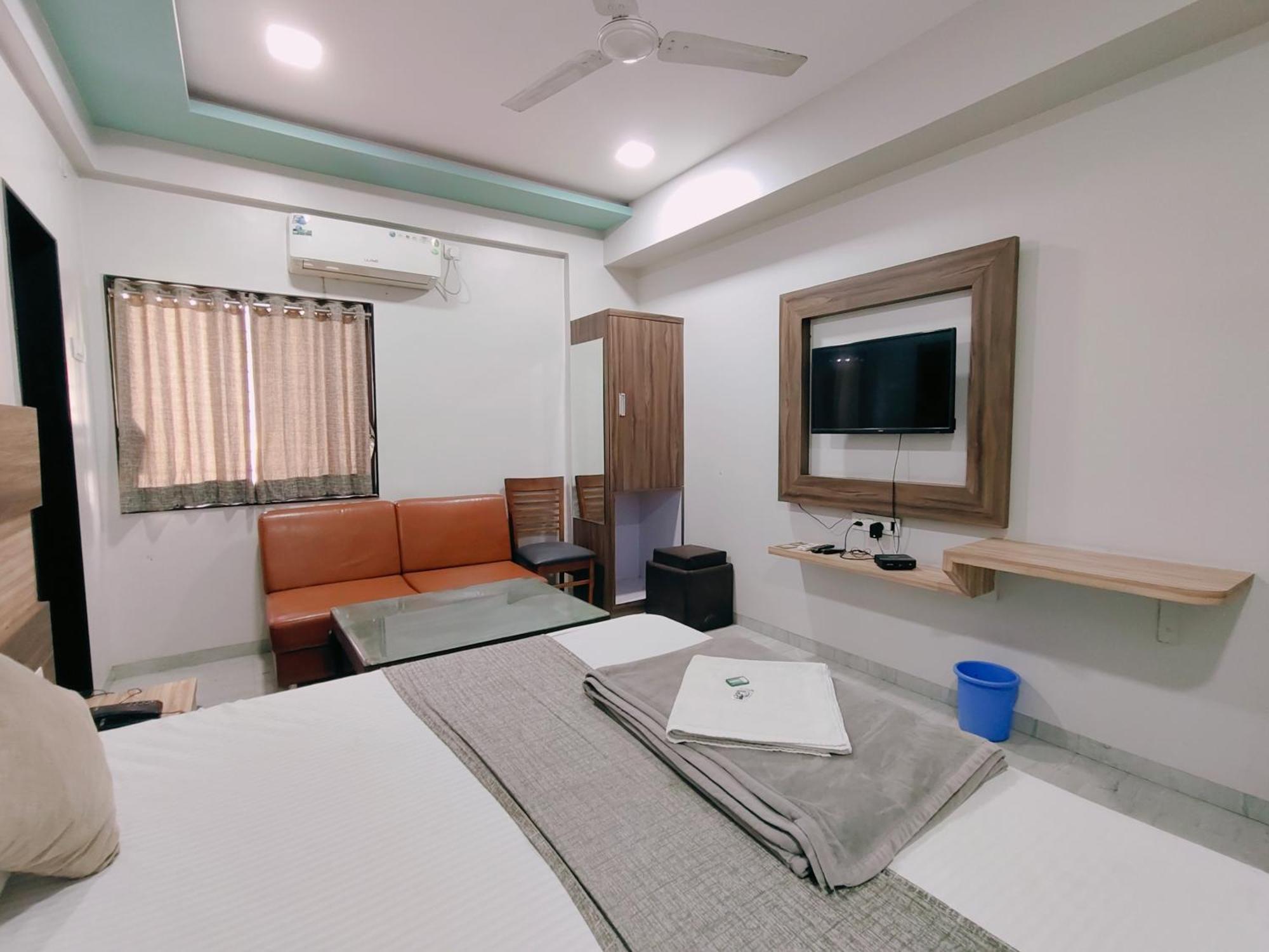 Hotel Pragati Inn อาห์มาดนาการ์ ภายนอก รูปภาพ