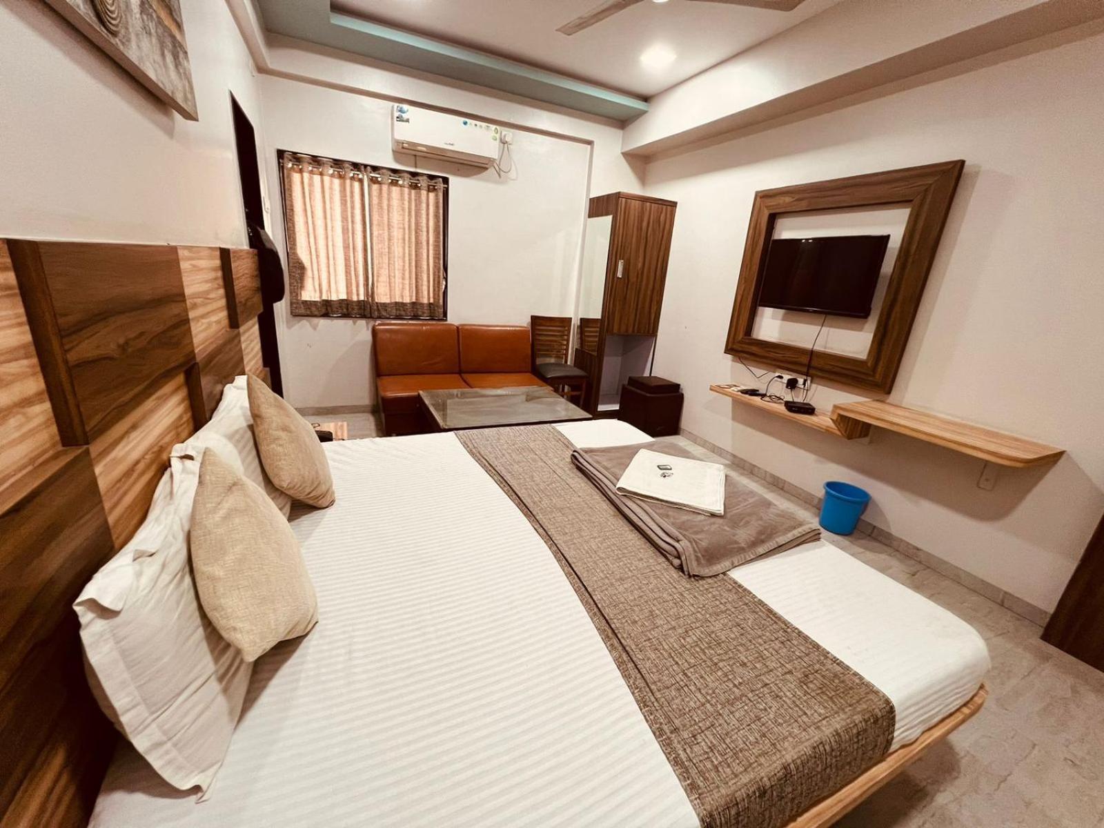 Hotel Pragati Inn อาห์มาดนาการ์ ภายนอก รูปภาพ